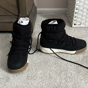 Winter boots never worn